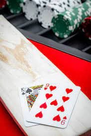 Tabel Pembayaran yang Transparan Tabel pembayaran Three Card Poker dengan semua kombinasi pemenang dan nilai pembayaran